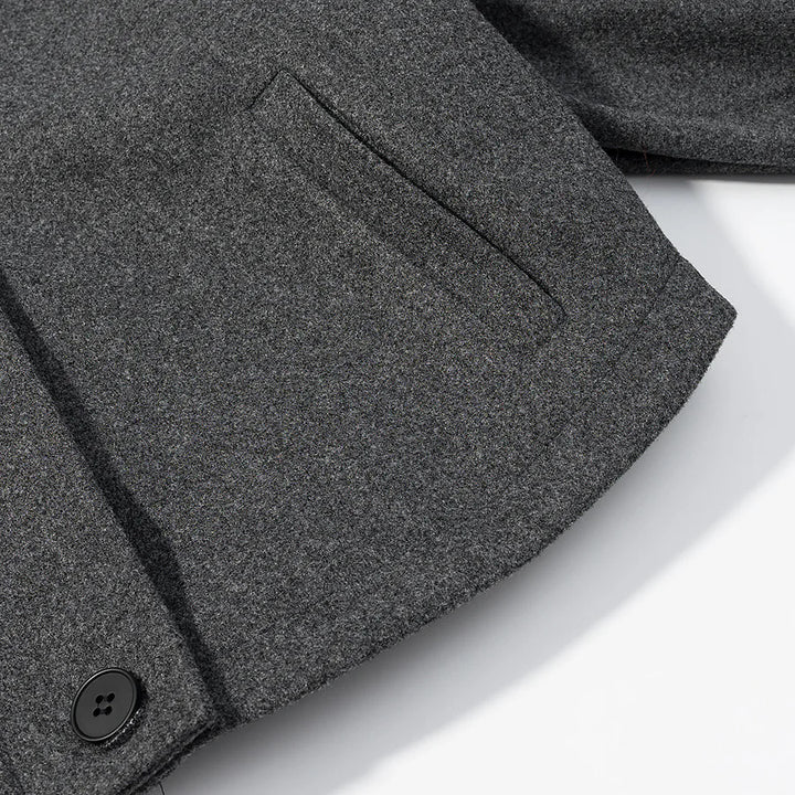Damen kurze boxy Wollmixjacke mit hohem Stehkragen, Schulterpatten und verstellbaren Schnallenmanschetten – Célinea