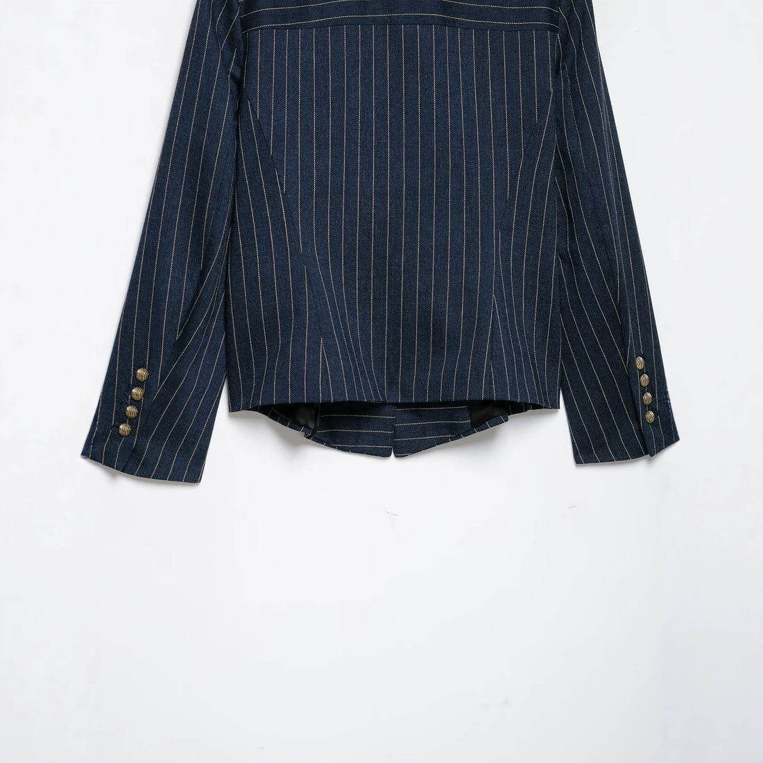 Damen Cropped-Blazer im Nadelstreifen mit doppelseitiger Zierknopfleiste und Schulterriegeln Echoarchiv