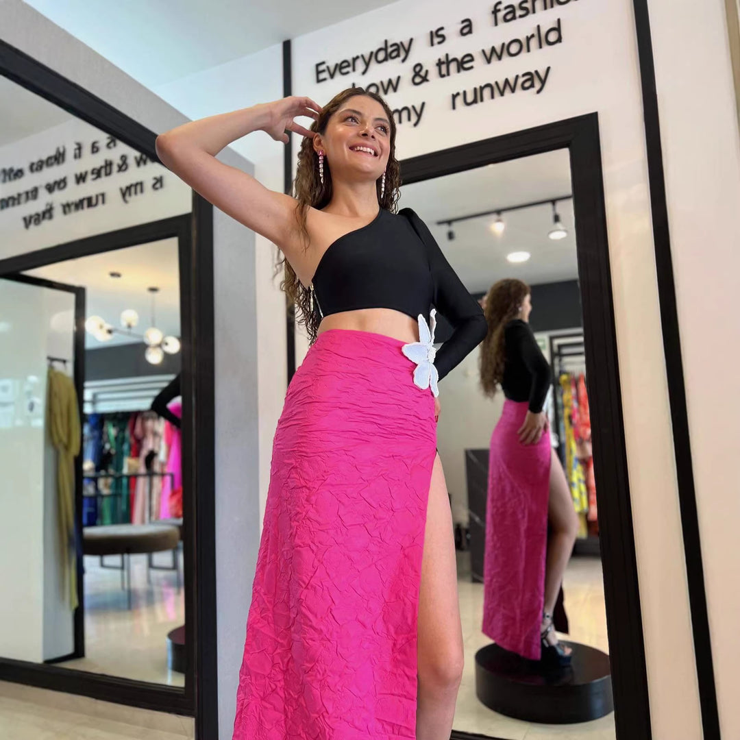 Damen Elegantes Kleid mit asymmetrischem Oberteil und floralem Akzent Echo Archiv
