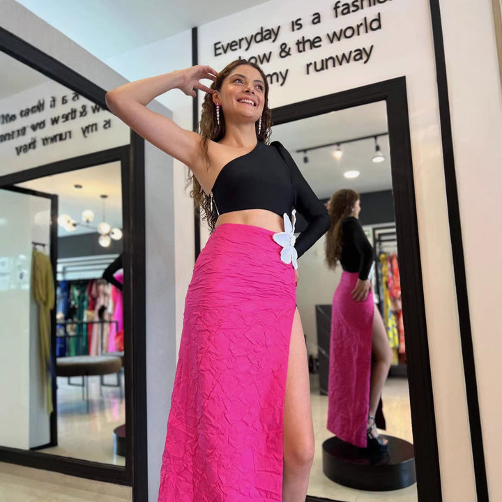 Damen Elegantes Kleid mit asymmetrischem Oberteil und floralem Akzent Echo Archiv