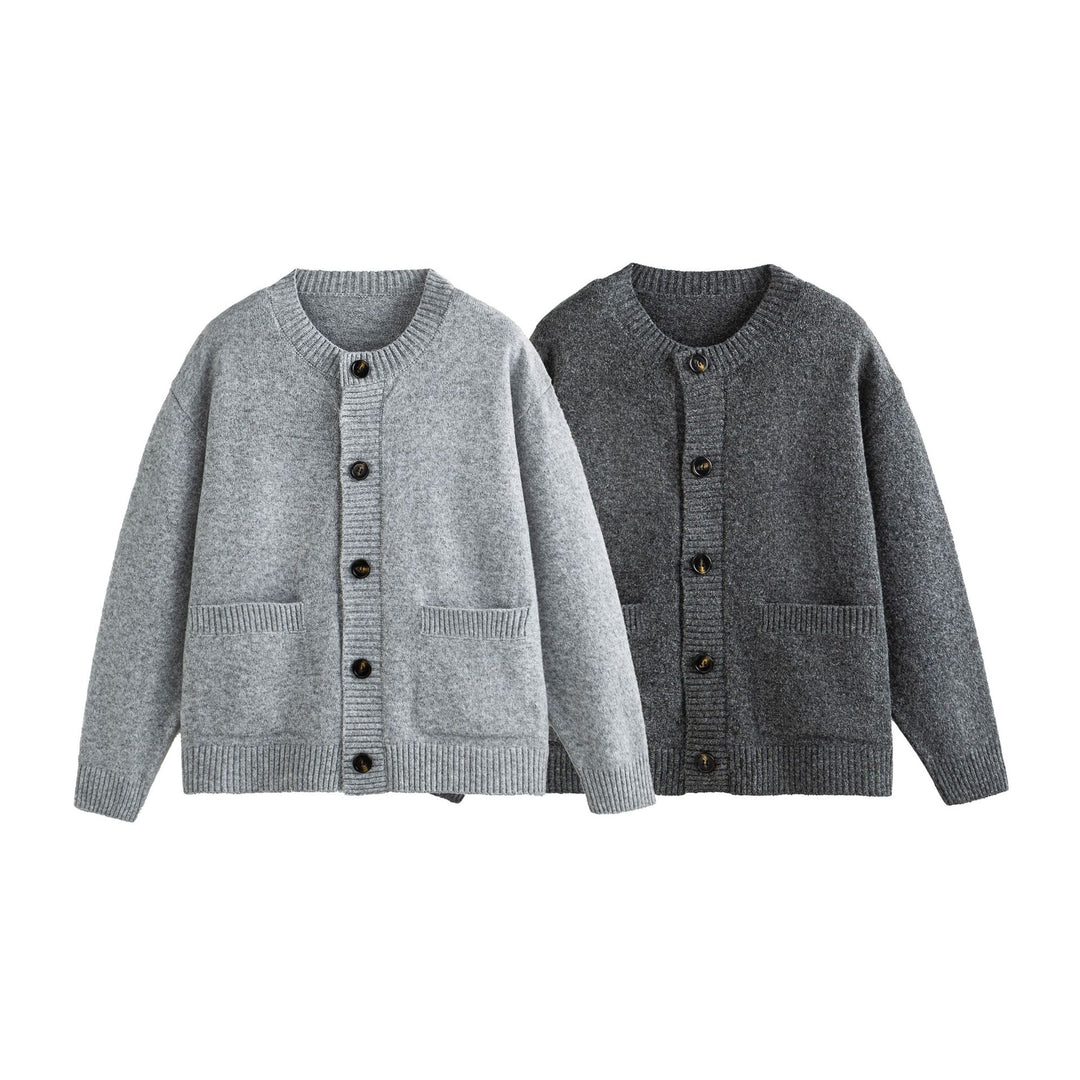 Unisex Grobgestrickte Boxy-Strickjacke mit Knopfleiste, Rundhalsausschnitt und aufgesetzten Taschen Echoarchiv