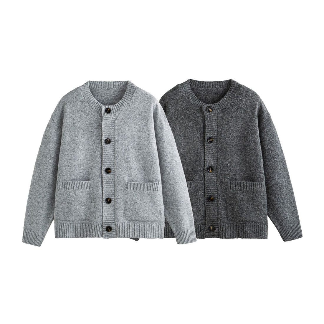 Unisex Grobgestrickte Boxy-Strickjacke mit Knopfleiste, Rundhalsausschnitt und aufgesetzten Taschen Echoarchiv