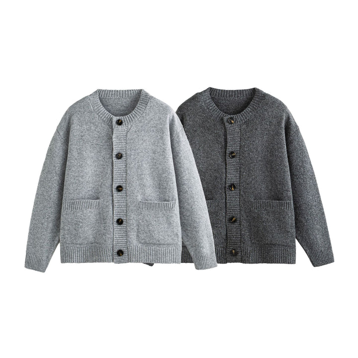Unisex Grobgestrickte Boxy-Strickjacke mit Knopfleiste, Rundhalsausschnitt und aufgesetzten Taschen Echoarchiv