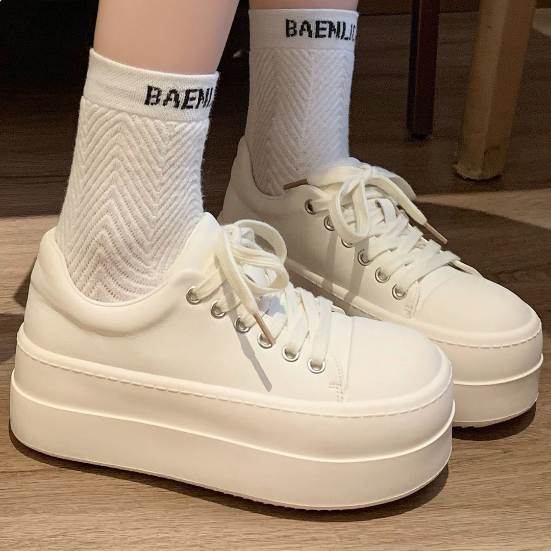 Damen Retro Plateausneaker mit zweifarbiger Lederoptik und extrahoher Gummiplattform – Névara