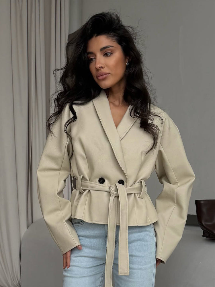 Damen Taillierte Kunstleder-Jacke mit Schößchen, Bindegürtel & Schalkragen Echoarchiv