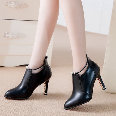 Damen Ankle-Boots mit spitzer Zehenform, funkelndem Strassriemen und skulptiertem Metallabsatz – Varelle