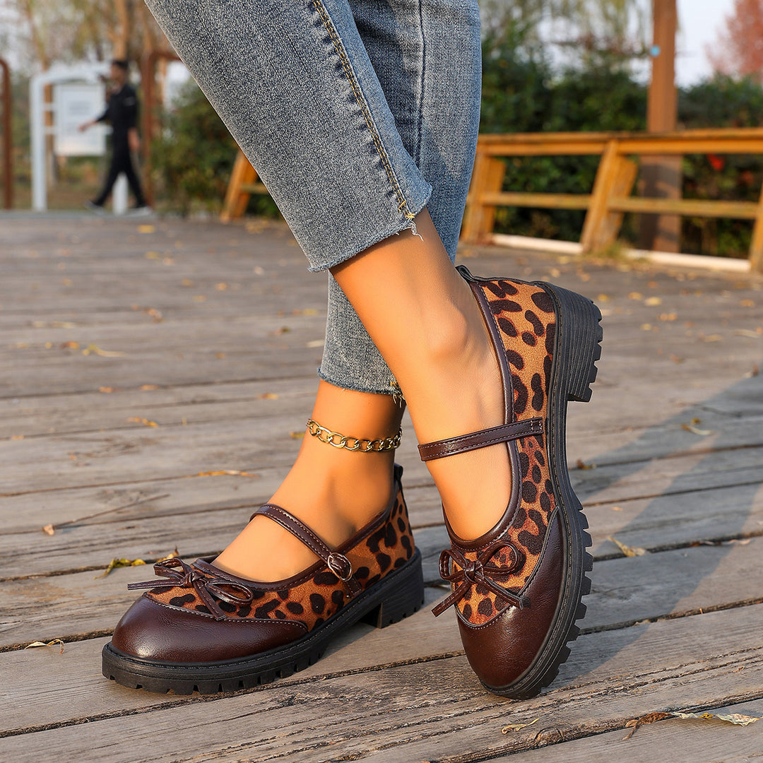 Damen Vintage-inspirierte Mary-Jane Ballerinas mit Leopardenvelours, Zierschleife und profilierter Gummisohle – Lioré