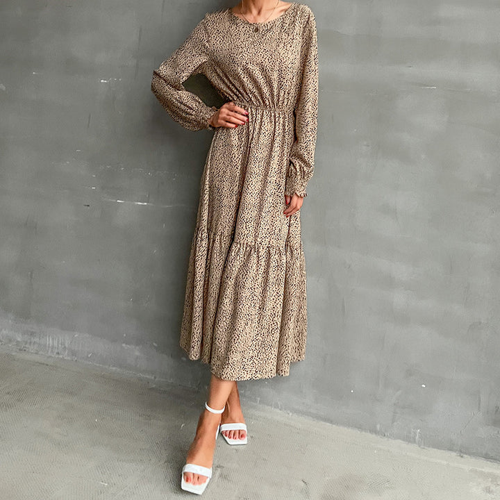Damen Langes Stufenmaxikleid mit elastischer Taillenraffung und feinem Punkteprint Echoarchiv