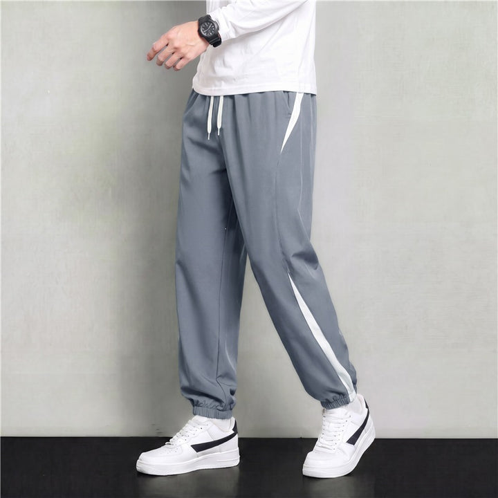 Herren Athleisure Jogginghose im Baggy‑Schnitt mit elastischem Bund, Tunnelzug und seitlichen Kontrastkeilen Echoarchiv