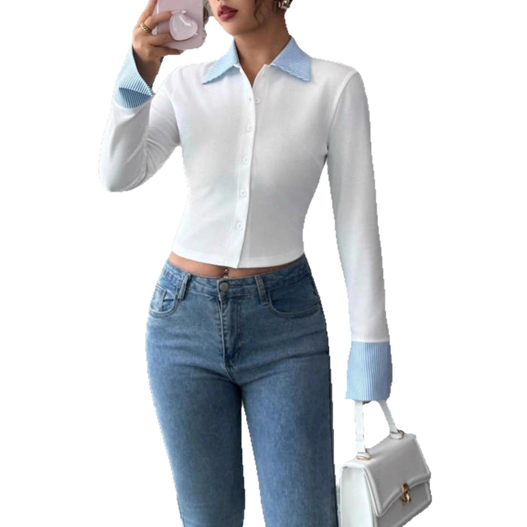 Damen Kurzgeschnittene Feinstrick‑Hemdjacke mit Kontrastkragen und Umschlagmanschetten – Avérine