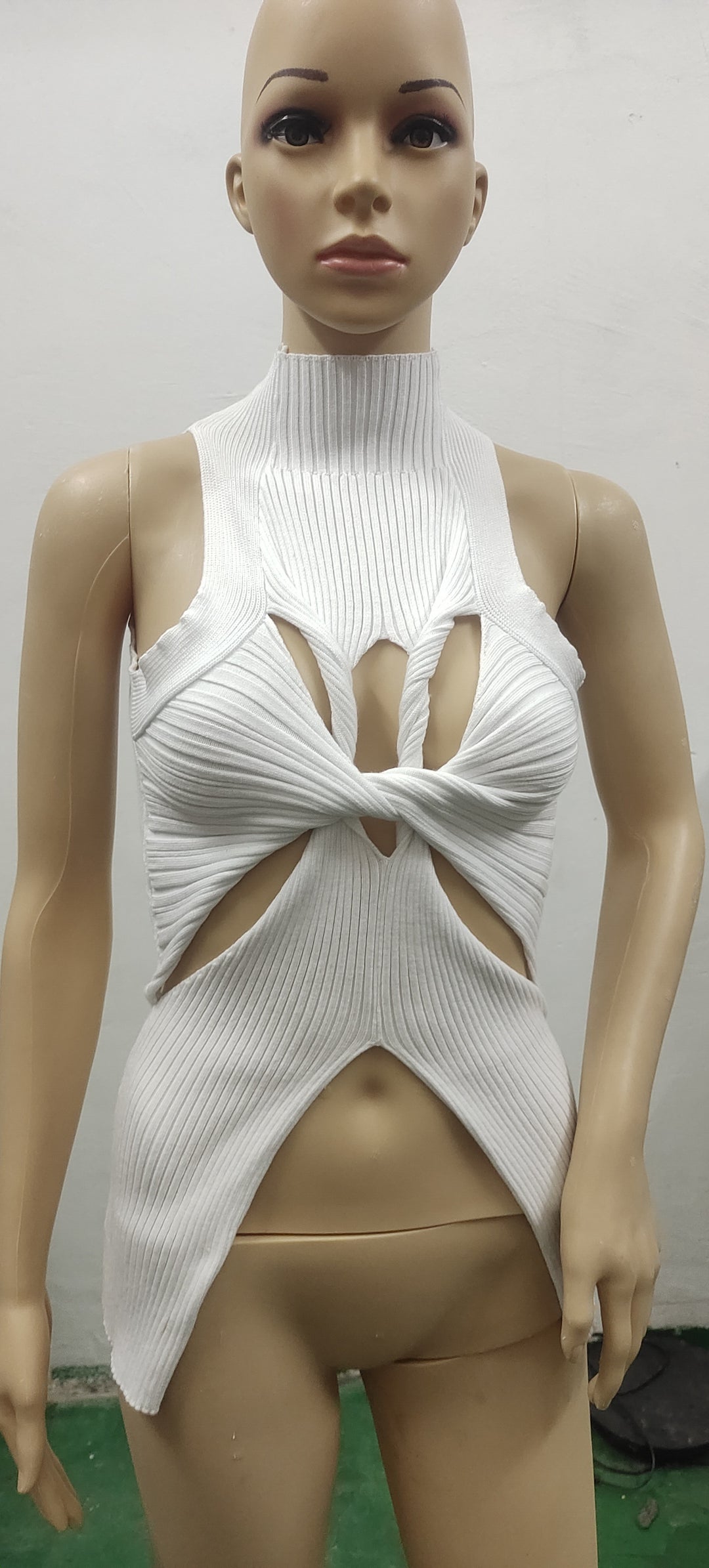 Damen figurbetontes Cut-Out Top mit hohem Kragen Echo Archiv