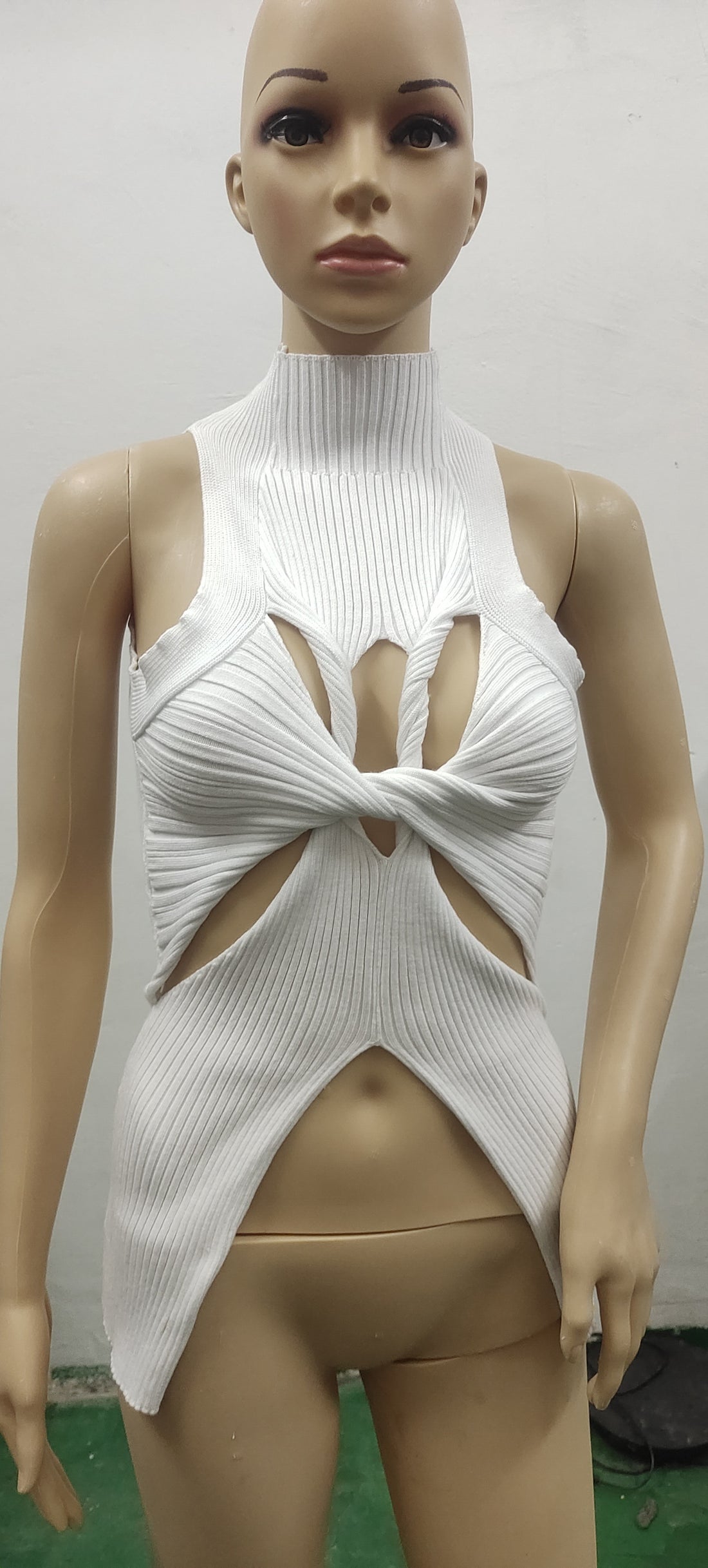 Damen figurbetontes Cut-Out Top mit hohem Kragen – Orélia
