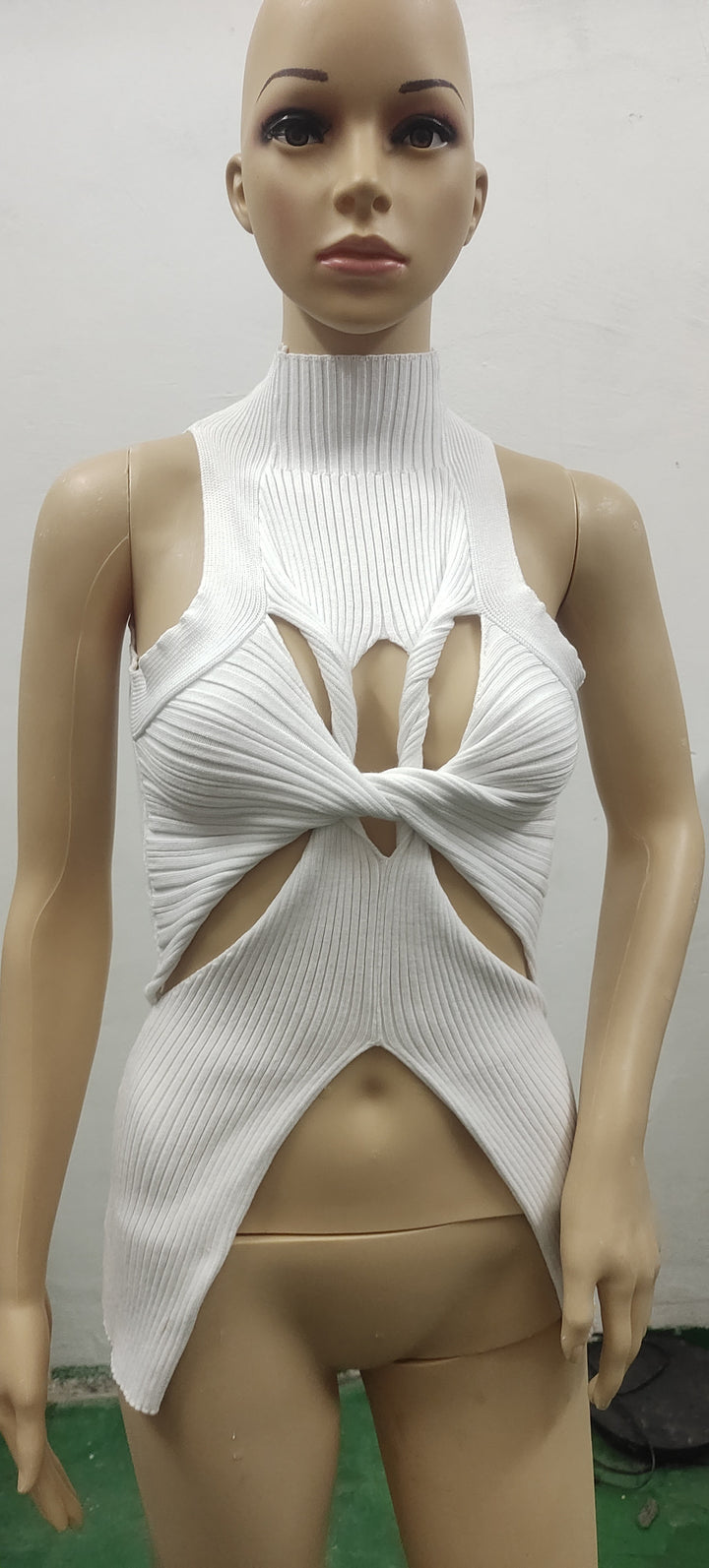 Damen figurbetontes Cut-Out Top mit hohem Kragen Echo Archiv