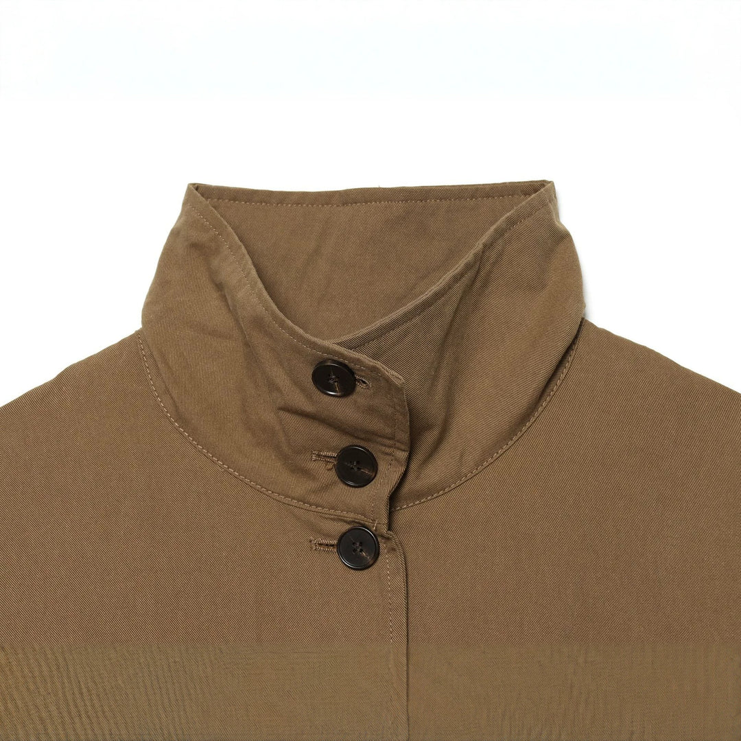 Damen kurze Utility-Cropped-Jacke mit hohem Stehkragen, Kordelzugtaillierung und durchgehender Knopfleiste – Célinea