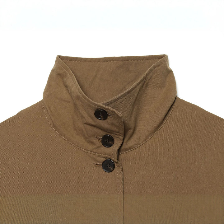 Damen kurze Utility-Cropped-Jacke mit hohem Stehkragen, Kordelzugtaillierung und durchgehender Knopfleiste – Célinea