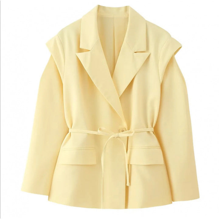 Damen Taillierter Blazer mit zarter Bindeband-Taille, betonter Schulterpartie und Pattentaschen Echo Archiv