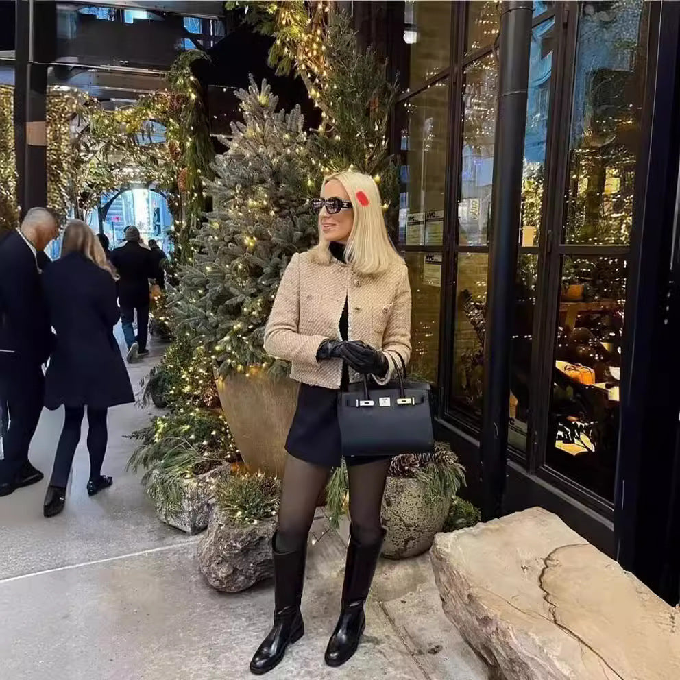 Damen cropped Tweed-Kurzjacke mit Rundhalsausschnitt, goldenen Zierknöpfen und aufgesetzten Taschen – Célinea