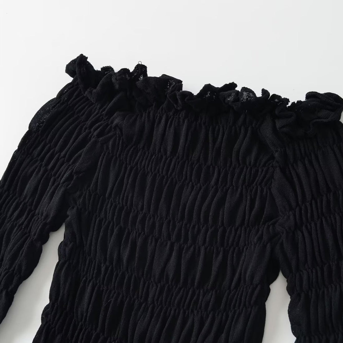 Damen Schulterfreies Smock-Top mit langen Ärmeln und Volant-Saum Echoarchiv