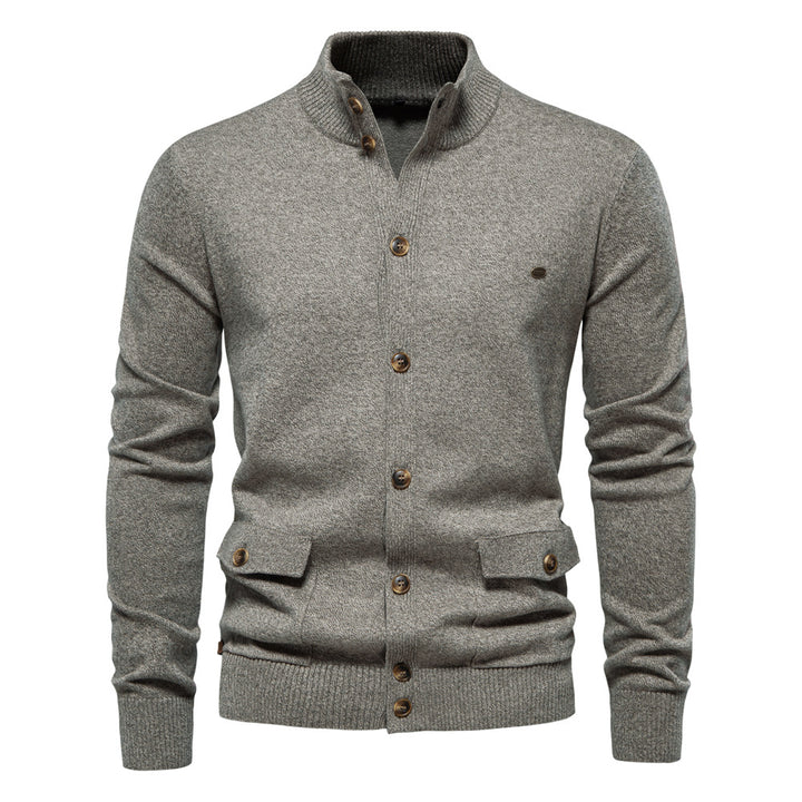 Herren Strickjacke mit modernem Stehkragen und praktischen Knöpfen Echoarchiv
