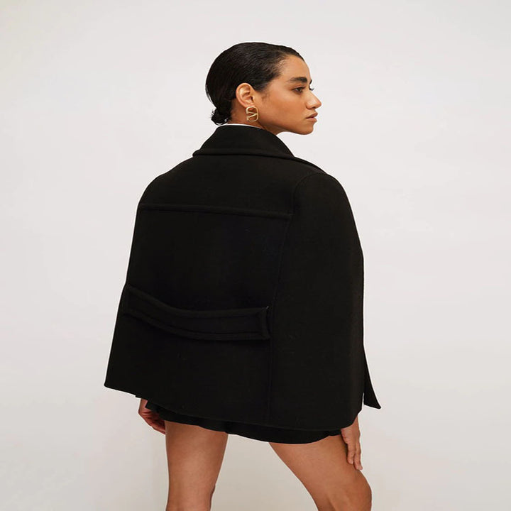 Damen Kurzer Cape‑Blazer im minimalistischen Tailoring mit kastiger Silhouette Echoarchiv