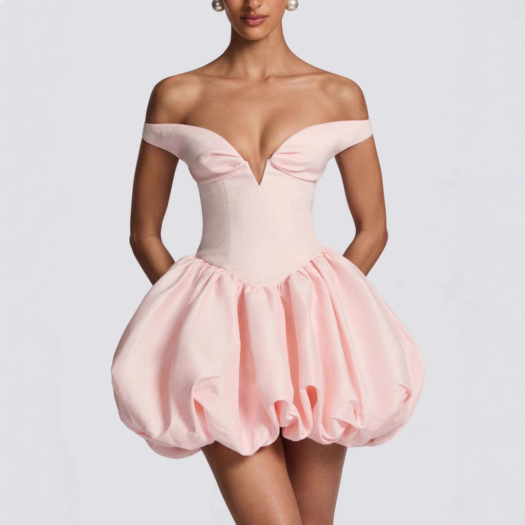Damen Elegantes Ballkleid mit schulterfreiem Ausschnitt und voluminösem Rock Echo Archiv
