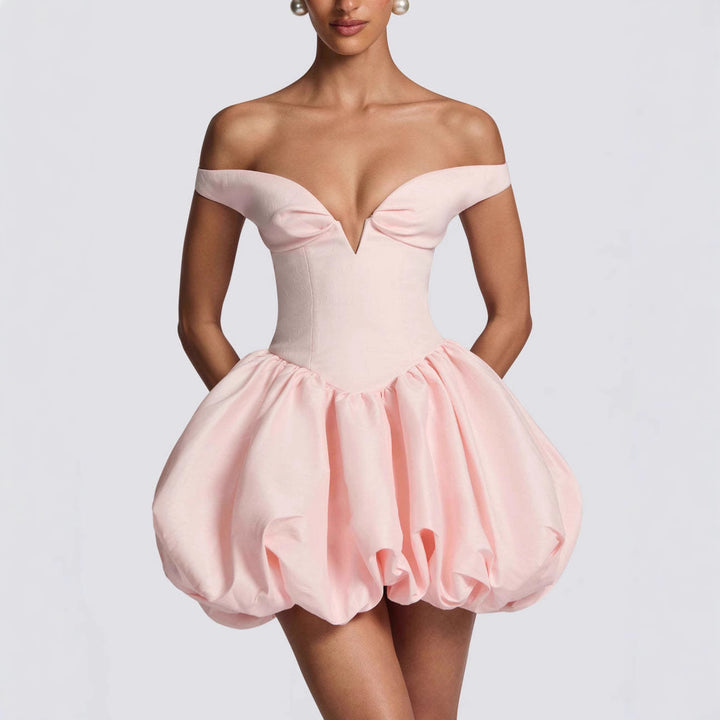 Damen Elegantes Ballkleid mit schulterfreiem Ausschnitt und voluminösem Rock Echo Archiv