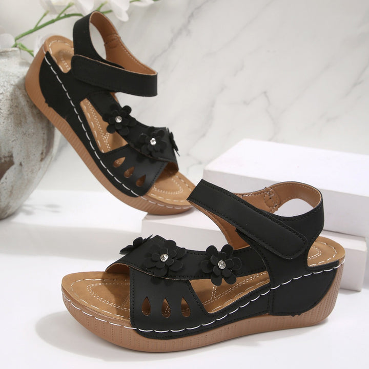 Damen Komfort-Wedgesandalen mit verstellbarem Klettverschluss und Blütenapplikation – Sorelia