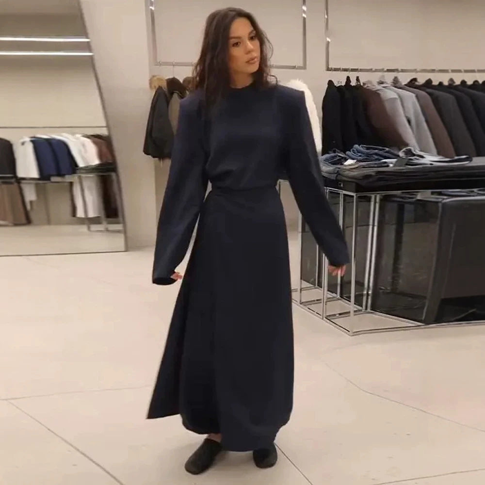 Damen Maxikleid mit taillierter Silhouette, ausgestelltem Rock und markanten Schultern Echoarchiv