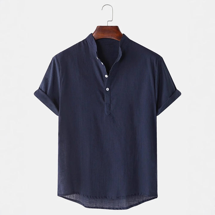 Herren Kurzarmhemd mit innovativem Henley-Ausschnitt und fließendem Material Echoarchiv