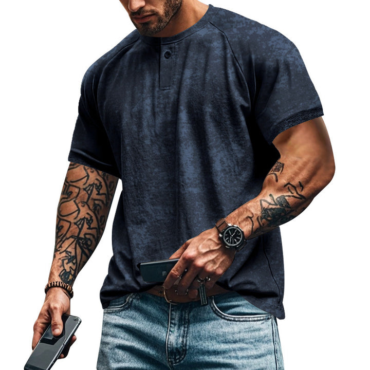 Herren Kurzarm-Henley-Shirt mit strukturierten Akzenten und sportlichem Schnitt Echoarchiv