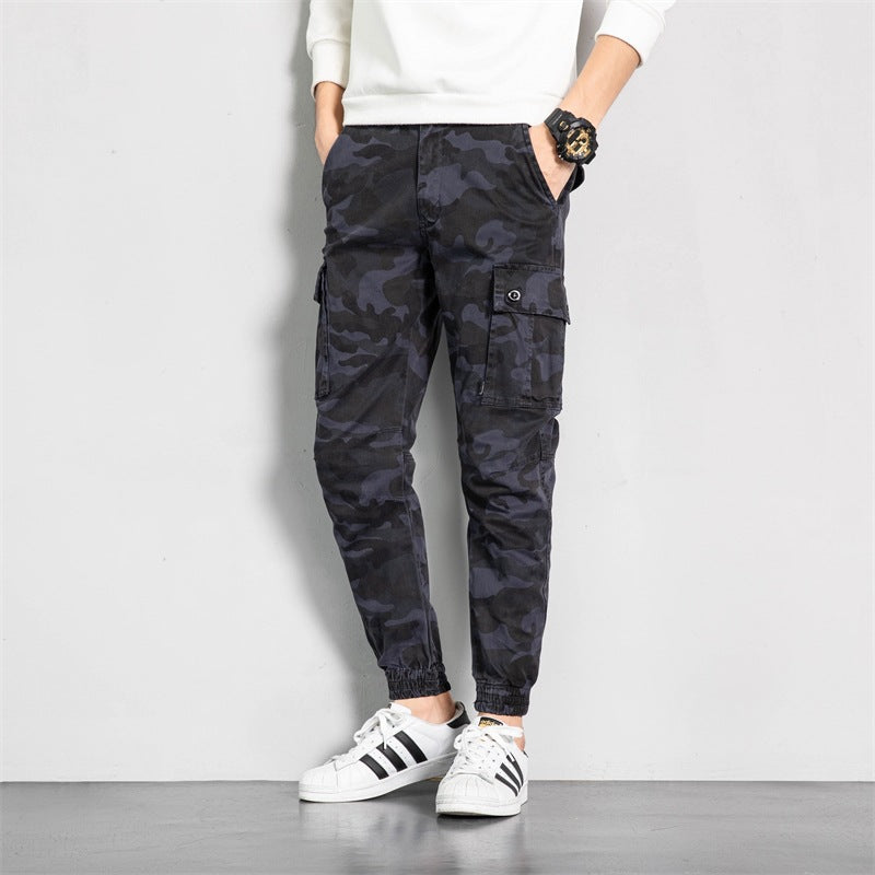 Herren Camouflage-Cargo-Jogginghose im tapered Schnitt mit elastischem Bund, Utility‑Taschen & gerippten Knöchelbündchen Echoarchiv