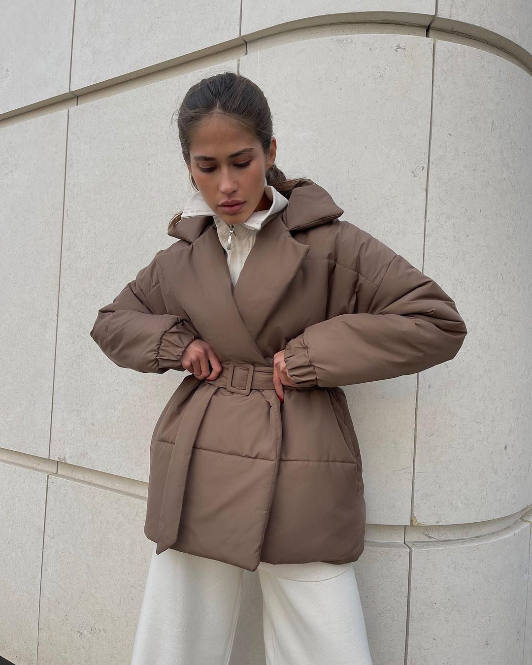 Damen Wattierte Taillierte Steppjacke mit Gürtel und Kapuze Echoarchiv