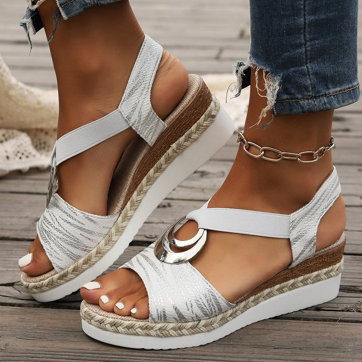 Damen Keil-Sandalen mit Metallic-Optik, dekorativem Ring und Elastik-Fersenriemen Echo Archiv