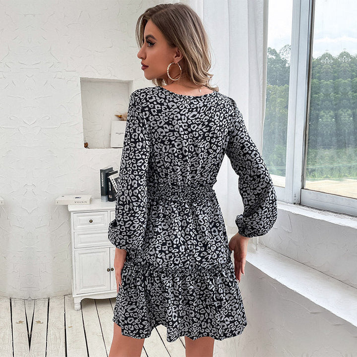 Damen Kleid mit V-Ausschnitt, geraffter Taille und Stufenvolant Echoarchiv