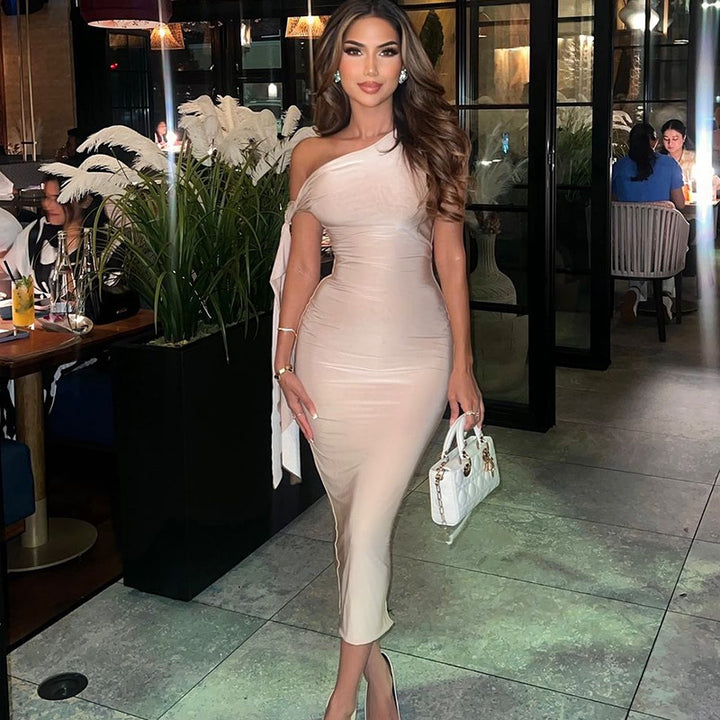 Damen Edles One-Shoulder-Kleid mit figurbetonter Silhouette und langen Ärmeln Echo Archiv