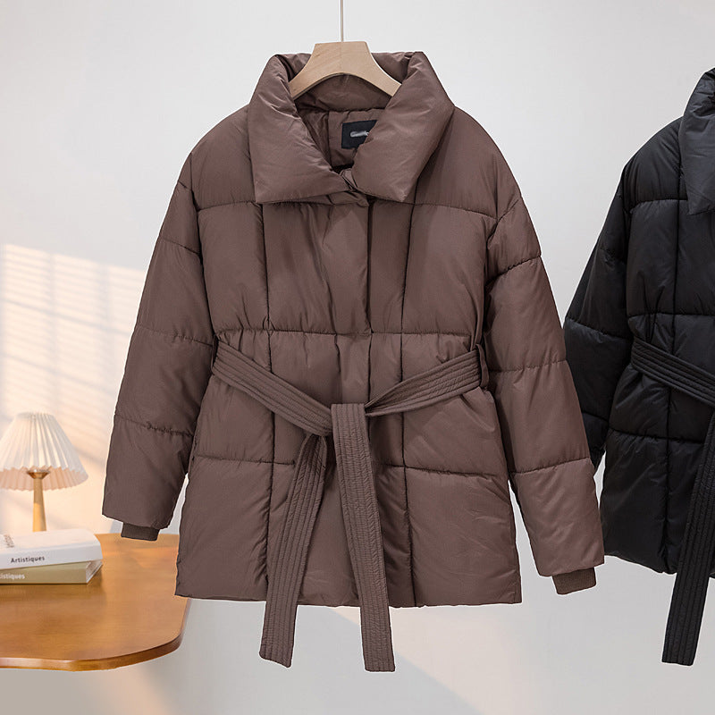 Damen Gekachelte Pufferjacke mit Taillengürtel und breitem Stehkragen Echo Archiv