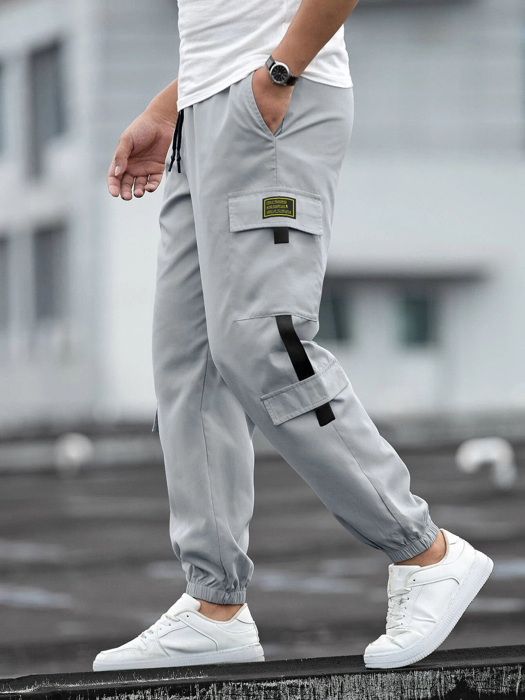 Herren modische Cargo-Joggerhose mit elastischem Bund, Kordelzug und mehreren Sicherheits- und Klappentaschen – Bravaro
