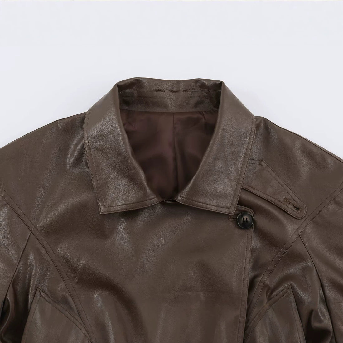 Damen Taillierte Lederoptik-Jacke mit asymmetrischer Knopfleiste und Bindegürtel Echoarchiv