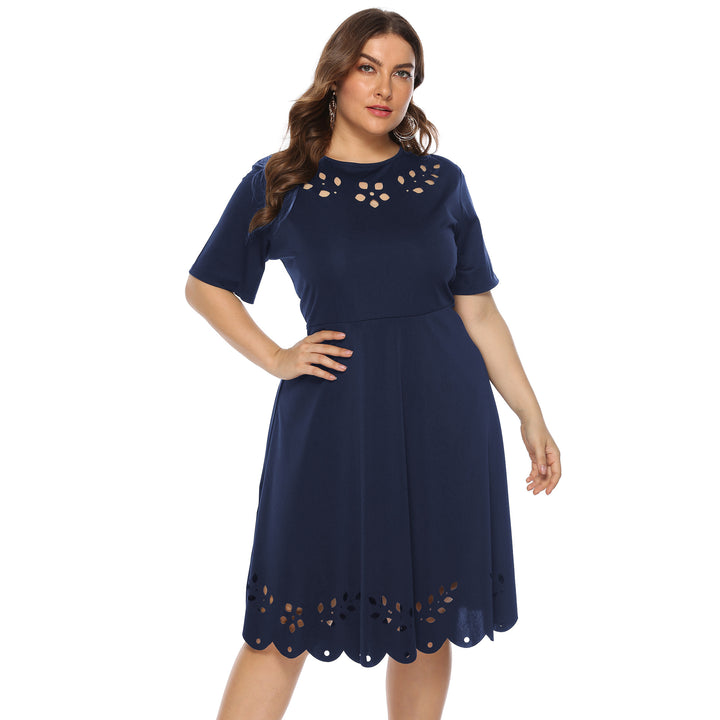 Damen elegantes Kleid mit Ausschnitt und Rüschensaum Echo Archiv