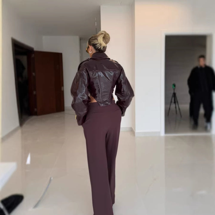Damen Kurz geschnittene taillierte Bikerjacke aus Lederimitat mit Korselett-Nähten und Schulterklappen Echoarchiv