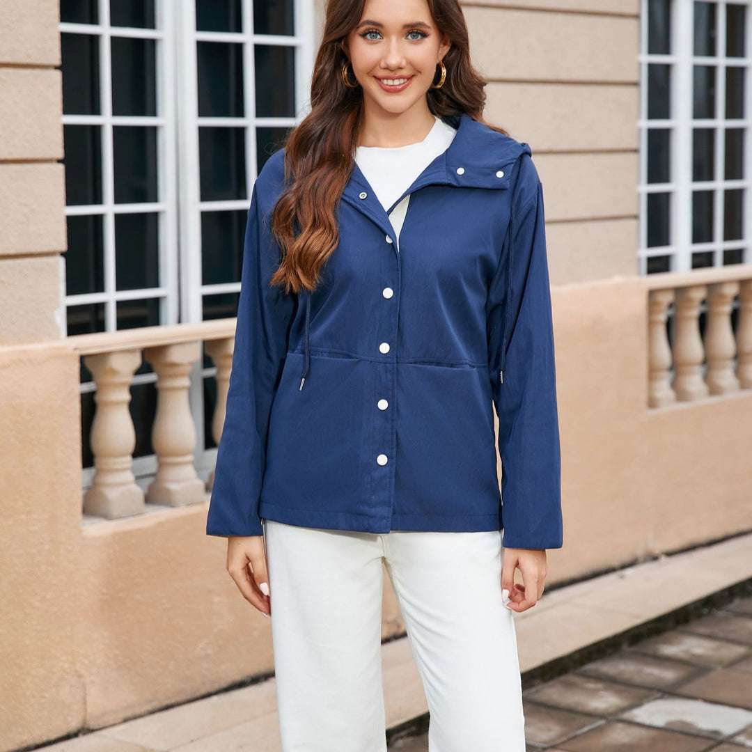 Damen Leichte Kapuzen‑Regenjacke mit Druckknopfleiste und Tunnelzug – Célinea