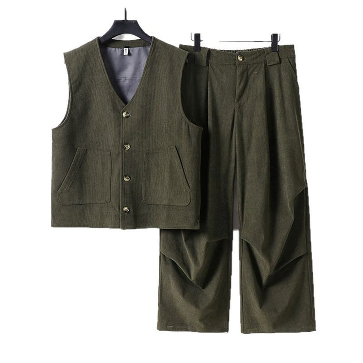 Herren Cord-Loungewear-Set mit V-Ausschnitt Weste und weiten Bundfaltenhose Echoarchiv