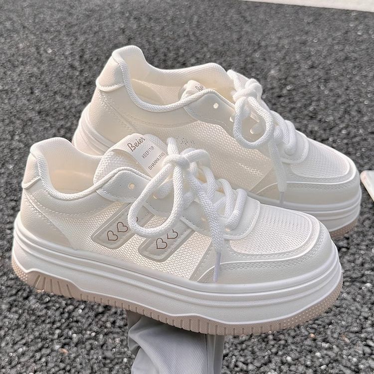 Damen Plateau‑Sneaker mit dicker Wedgesohle und Herz‑Applikation – Névara