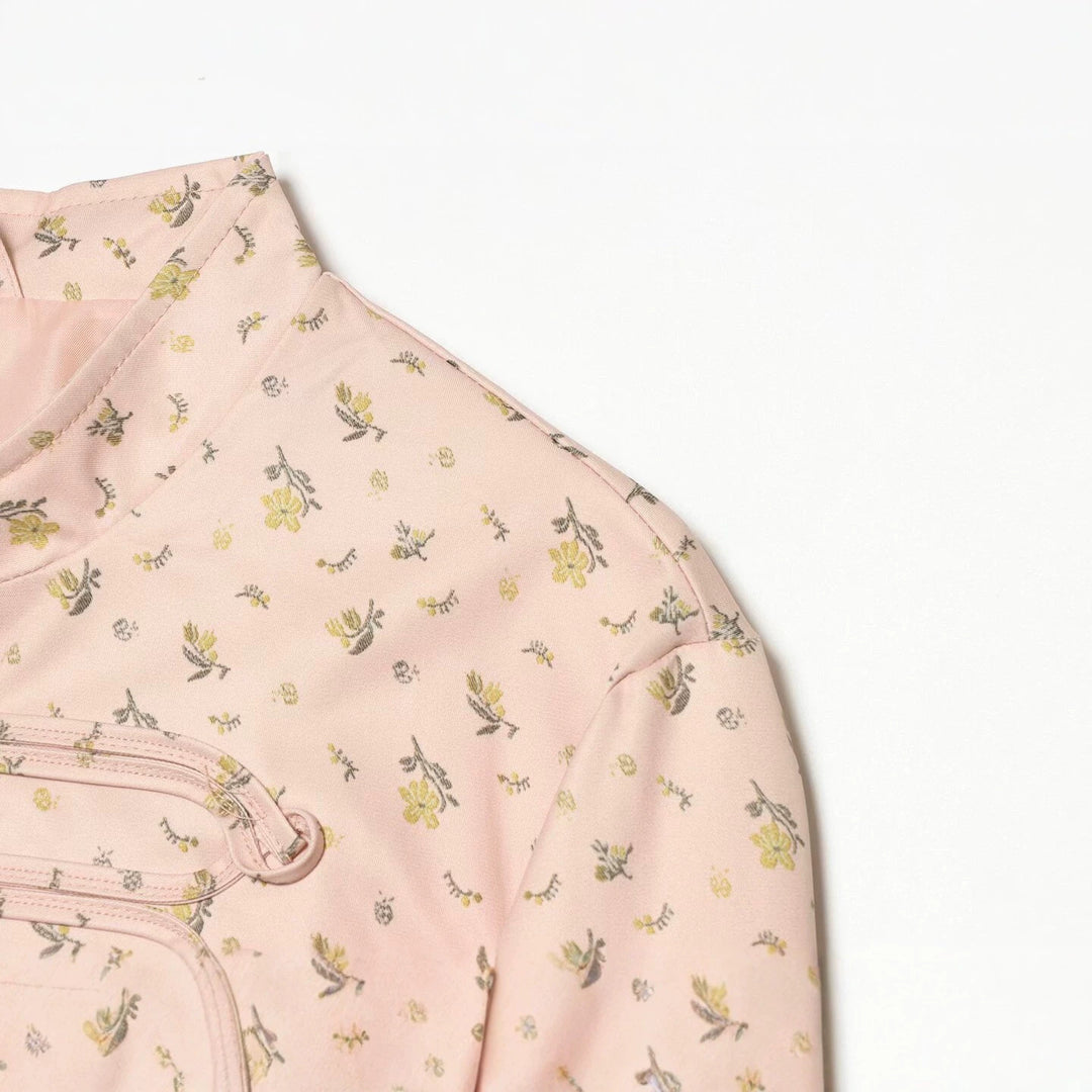 Damen Kurz geschnittene Satin-Militärjacke mit dekorativen Froschverschlüssen und Blumenprint Echo Archiv