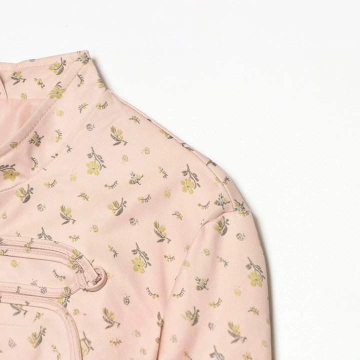 Damen Kurz geschnittene Satin-Militärjacke mit dekorativen Froschverschlüssen und Blumenprint Echo Archiv