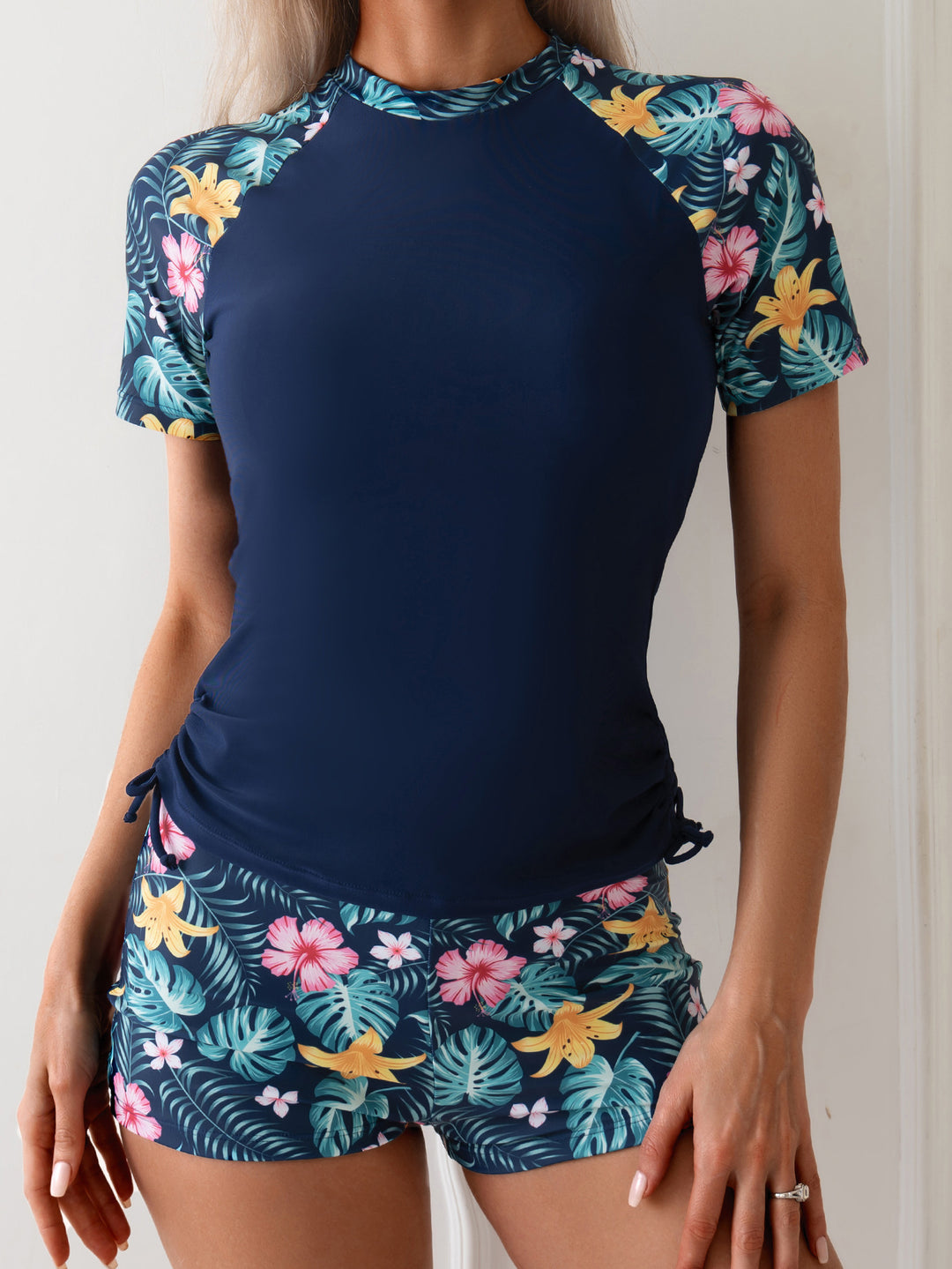 Damen Surf- und Sportanzug mit floralen Akzenten Echo Archiv