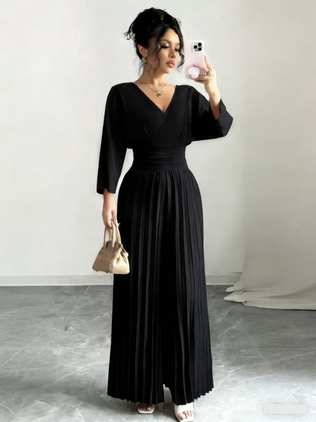 Damen Maxikleid mit Wickeloberteil, Tailliertem Rippbund und Plisseerock – Orélia