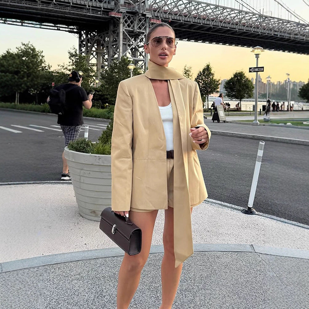 Damen Zweiteiliges Blazer-Set mit langem Schalkragen und hochtaillierten Shorts Echoarchiv