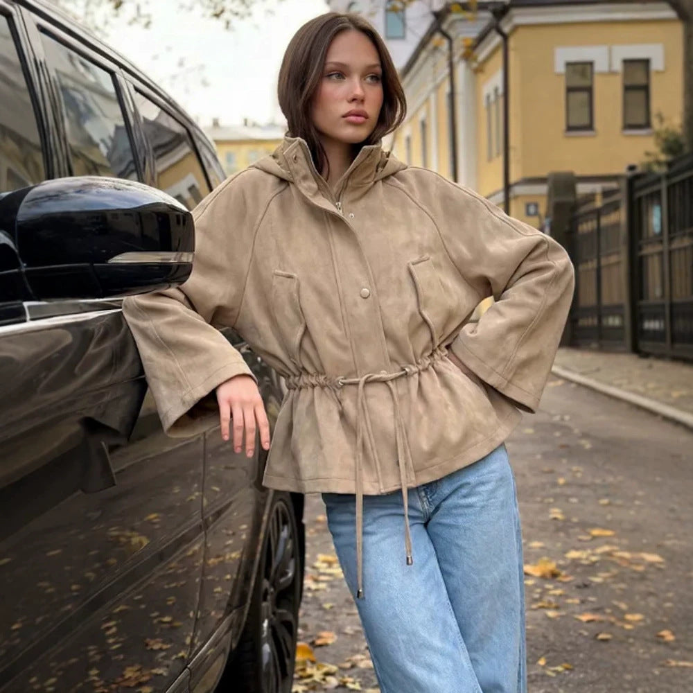 Damen Kurzjacke in Veloursleder‑Optik mit Kapuze und Taillenzug Echoarchiv