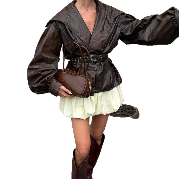 Damen Taillierter Lederimitat-Blouson mit weitem Schalkragen, voluminösen Ballonärmeln und doppeltem Nietengürtel Echoarchiv
